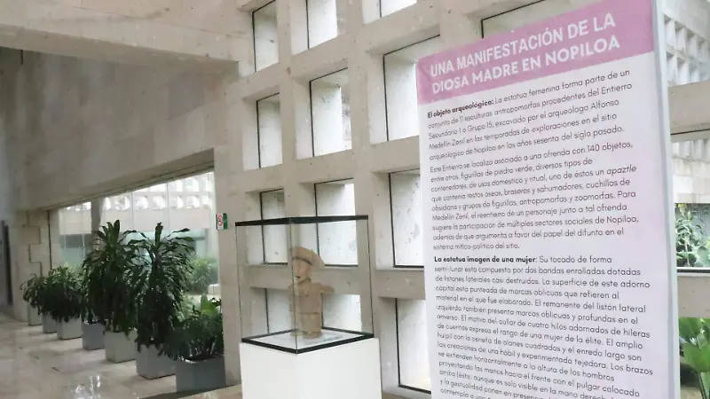 Escultura de la diosa madre mesoamericana de Nopiloa, Veracruz